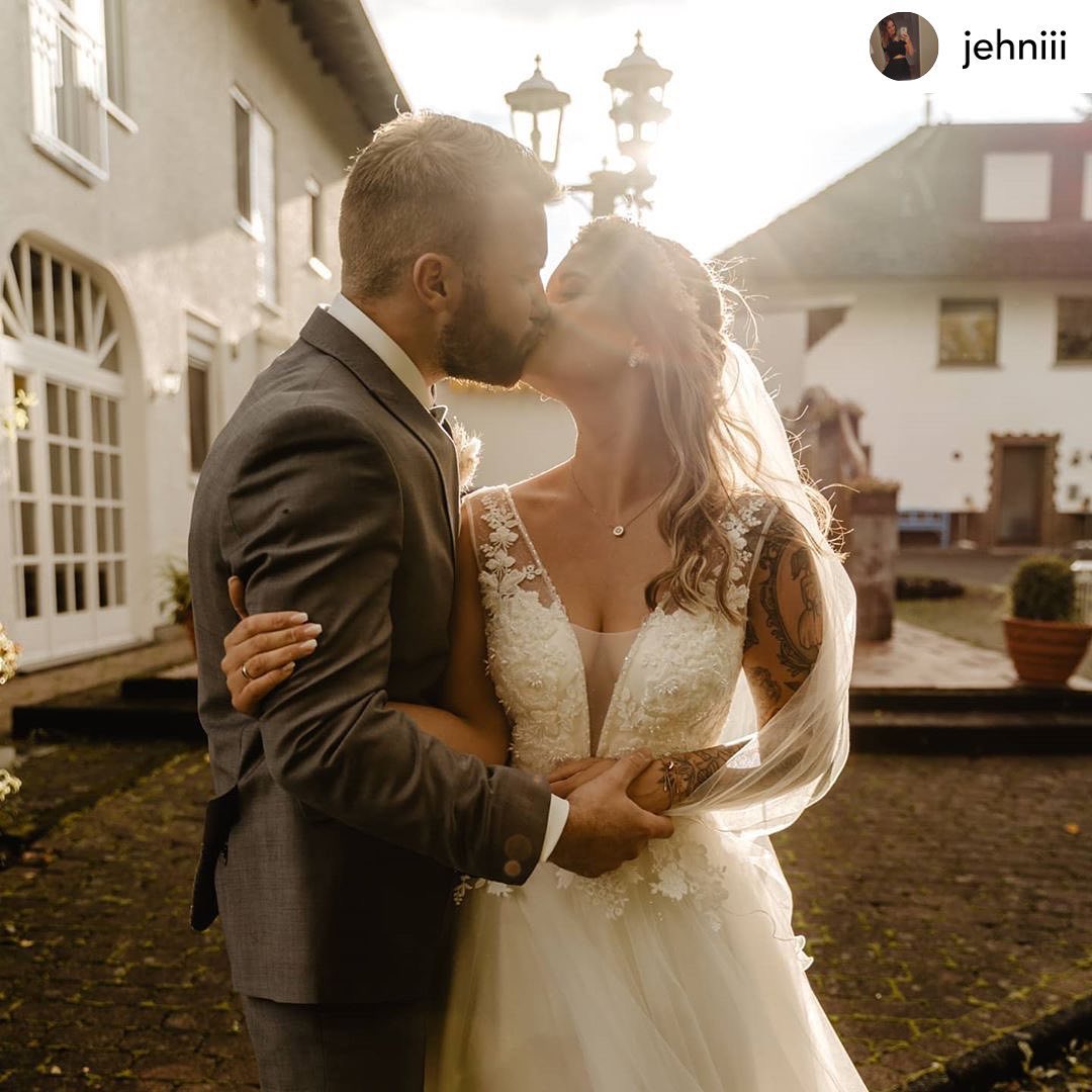 Our beautiful stylish bride ❤️ 
@lerina_fashion #lerina 
Posted @withregram • @jehniii Danke, dass ihr unseren schönsten Tag begleitet habt @anniundkai ❤️

#weddingday#wedding#weddingtime#boho#bohowedding#autumnwedding#herbsthochzeit#coronawedding#hochzeit#brideandgroom#bride#bohemian#wedding2020
